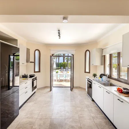 Sunnyvillas: 4br Seafront Villa*private Pool*bw44 Protaras